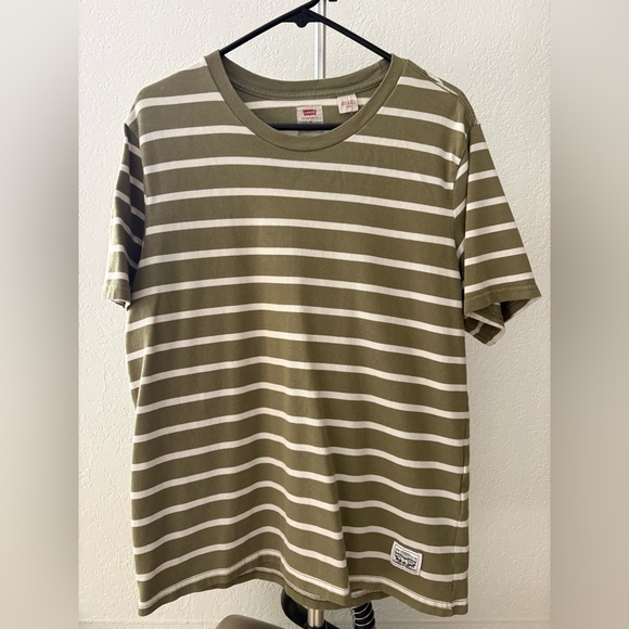 Levi's Other - Levi’s Essential Short Sleeve T-Shirt